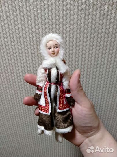 Фарфоровая кукла в национальном костюме