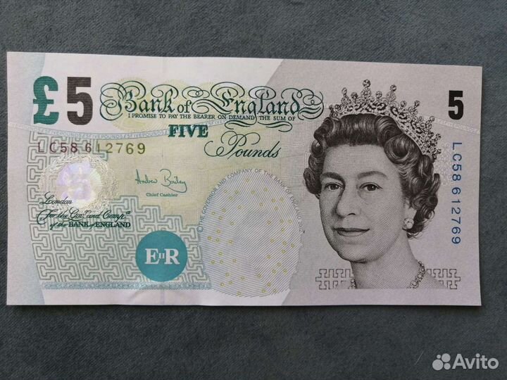 Купюра 5 фунтов с изображениям Черчиля