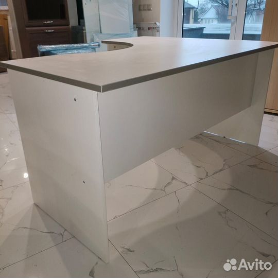 Угловой стол в офис