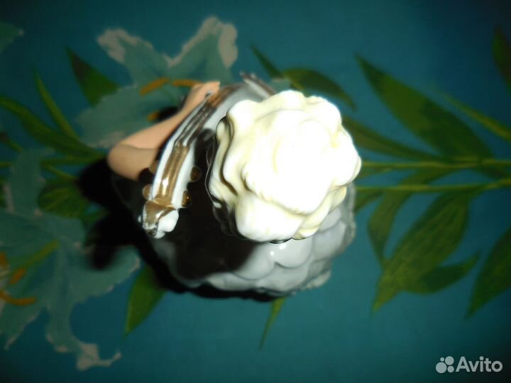 Статуэтка фарфоровая 