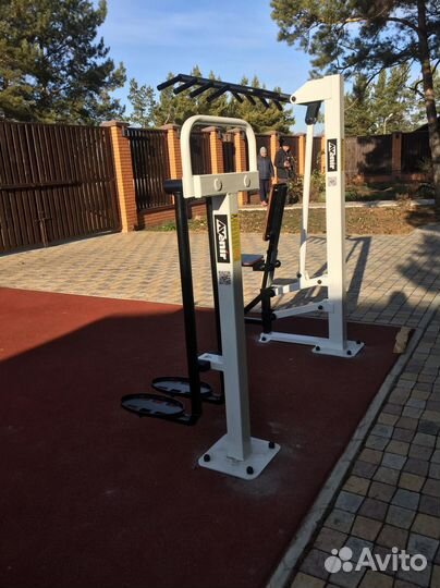 Уличный тренажер разведение ног AVU028