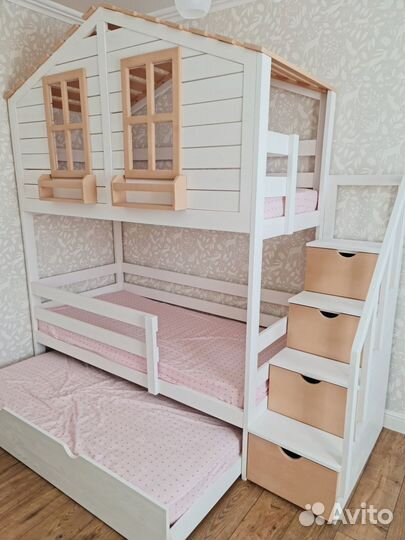 Двухъярусная кровать домик