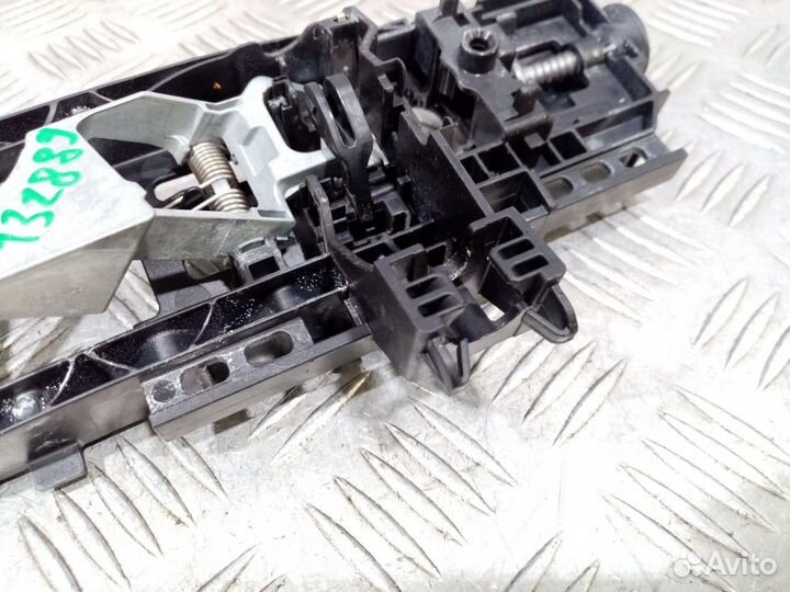 Б/У Кронштейн ручки двери правой MB#002