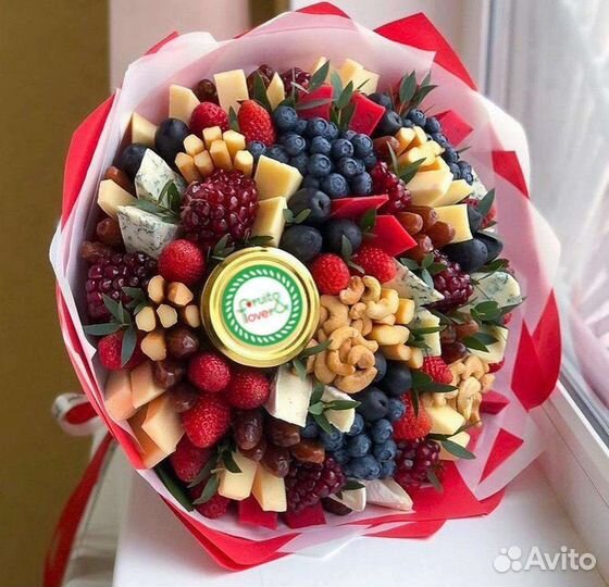 Букет из сыра, ягод, орехов