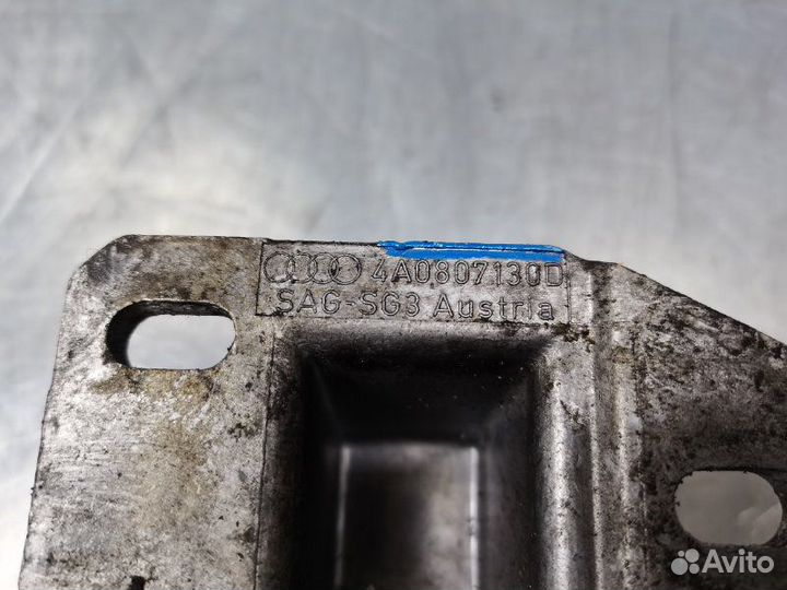 Кронштейн переднего бампера правый Audi A6 C4