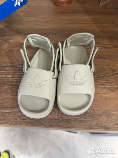 Сандалии adidas 27