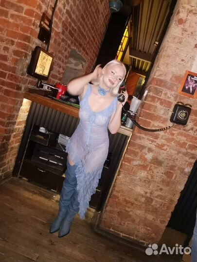 Голубое кружевное платье