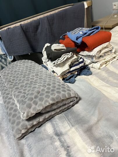 Чемодан на колесах (с детскимм вещами б/у)