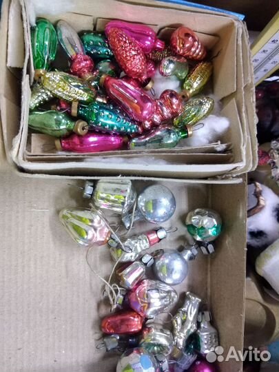Елочные игрушки и гирлянды