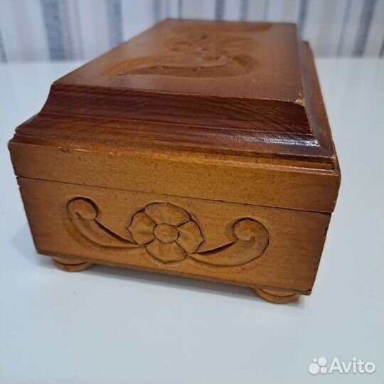 Шкатулка резная деревянная