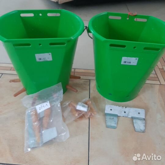 Ведро для кормления козлят