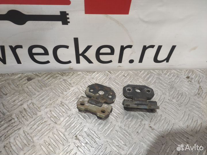 Петля двери Мерседес 190 (W201)