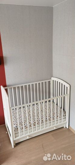 Детская кроватка с маятником