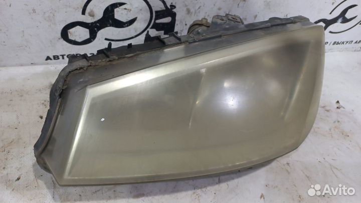 Левая фара с дефектом Renault Megane 2