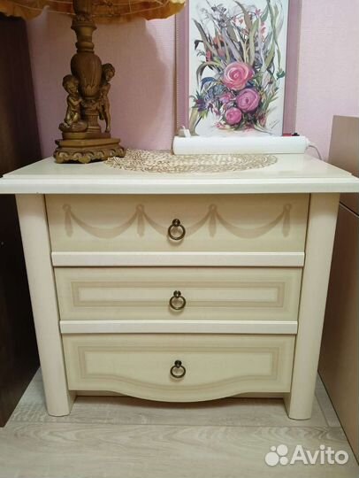 Тумбочка прикроватная