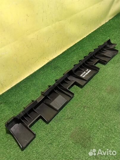 Кронштейн крепления накладки порога левого Renaul