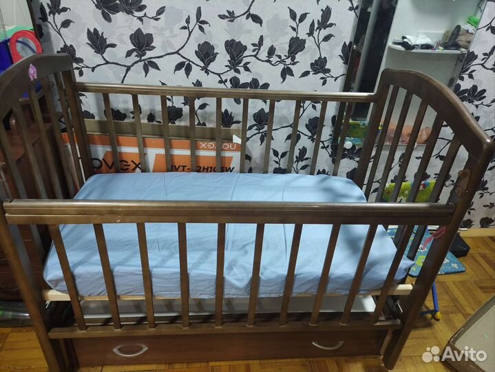 Детская кроватка с маятником и ящиком