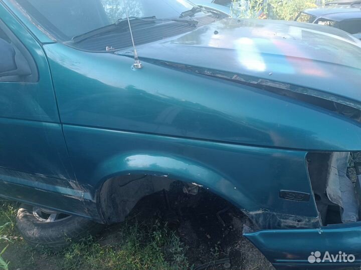 Крыло правое dodge caravan 2