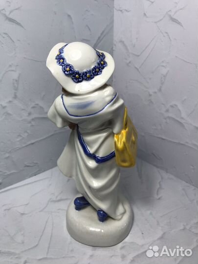 Фигурка девушки, Англия