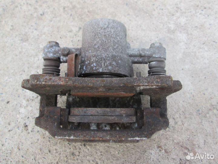 Тормозной суппорт задний левый toyota Avensis (T25