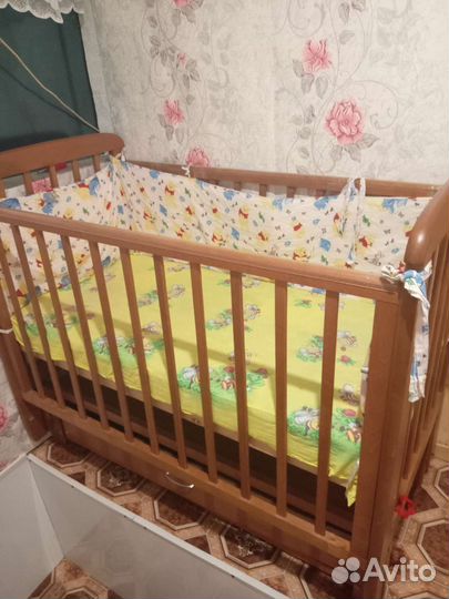 Детская кроватка с маятником и ящиком