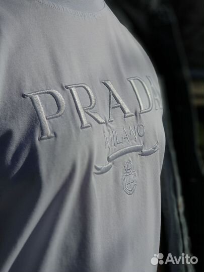 Футболка Prada: ультрамодное решение