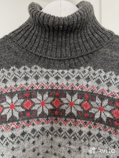 Свитер новогодний со снежинками