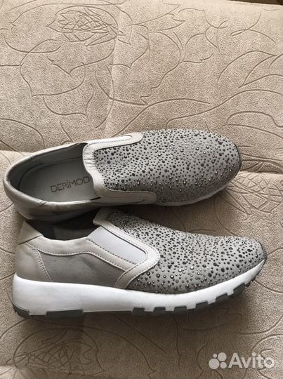 Кроссовки женские