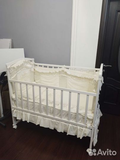 Детская кроватка белая