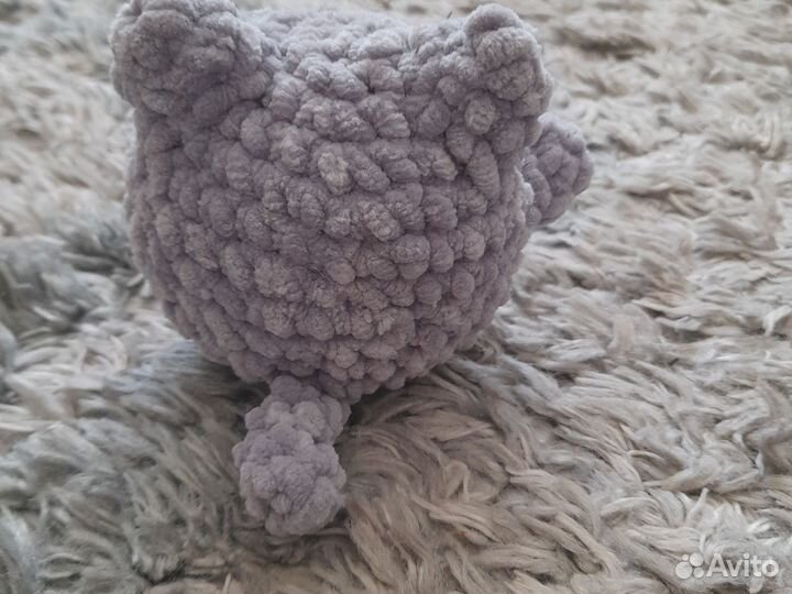 Вязаная игрушка котик серая