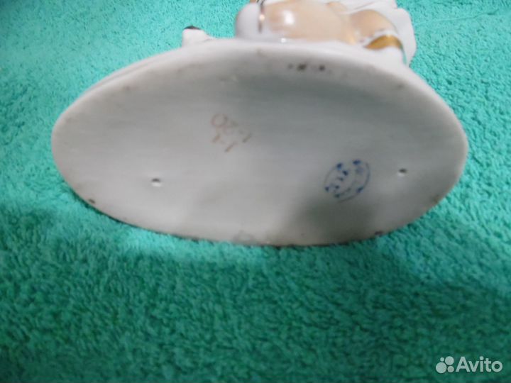 Фарфор СССР.у ну ка отними. дети кормят голубей