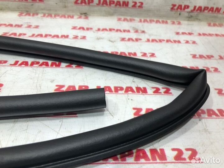 Уплотнитель капота передний Mitsubishi Outlander