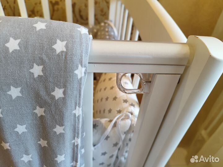 Детская кроватка с маятником и ящиком