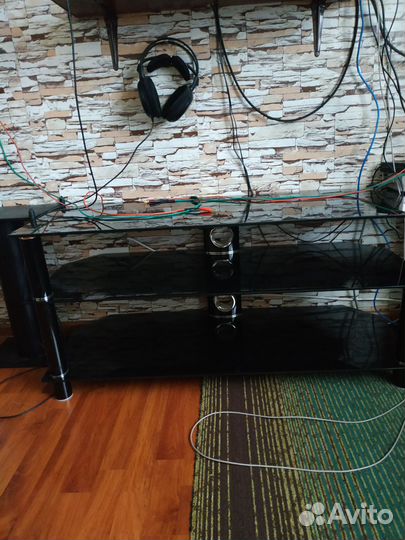 Стеклянная тумба под тв