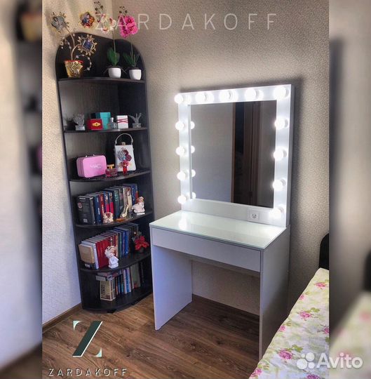 Гримерный стол с гримерным зеркалом с подсветкой