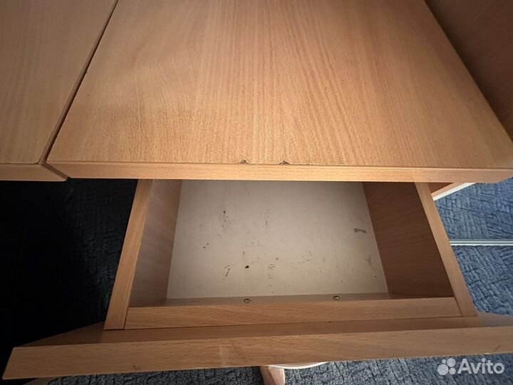 Компьютерный стол с тумбами и полками