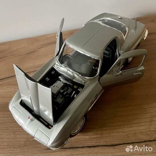 Модель автомобиля Chevrolet Corvette 1965 1/18