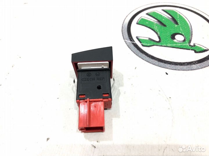 Кнопка аварийного сигнала Skoda Yeti 5L 2012