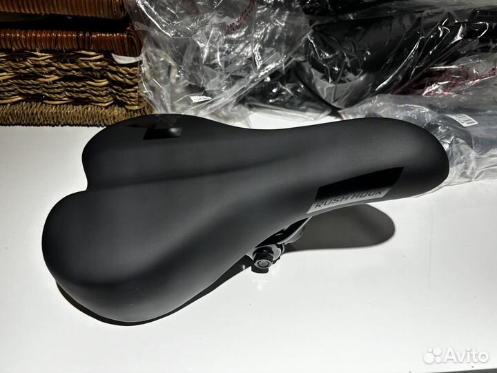 Велозапчасти: руль, седло и грипсы (новые)