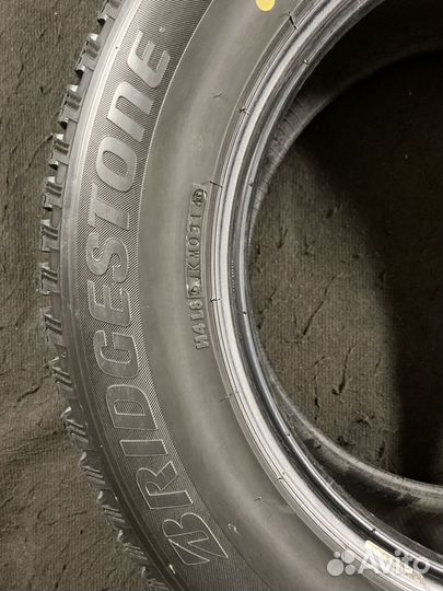 Bridgestone Blizzak Spike-01 235/65 R17