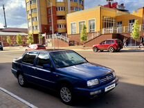 Volkswagen Vento 1.6 MT, 1997, битый, 379 000 км, с пробегом, цена 120 000 руб.