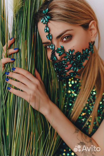 Изумрудная маска из кристаллов Alice Crystal