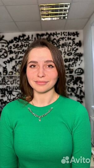 Модель на оформление бровей