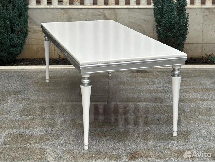 Стол и стулья