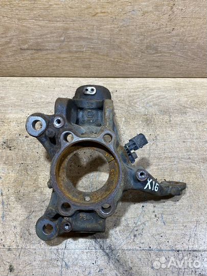 Поворотный кулак левый VW Golf 5 X16