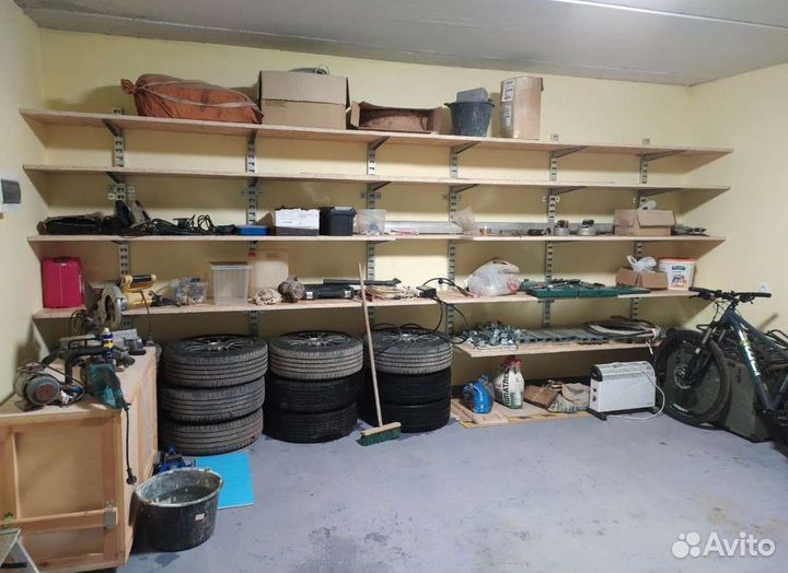 Стеллажи полки консоли