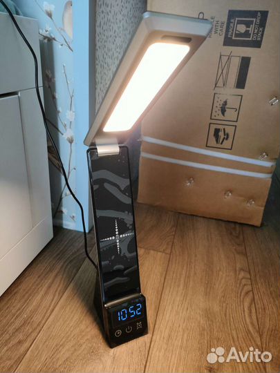 Лампа настольная с беспроводной зарядкой гаджетов