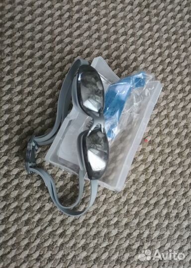 Очки и шапочка для плавания