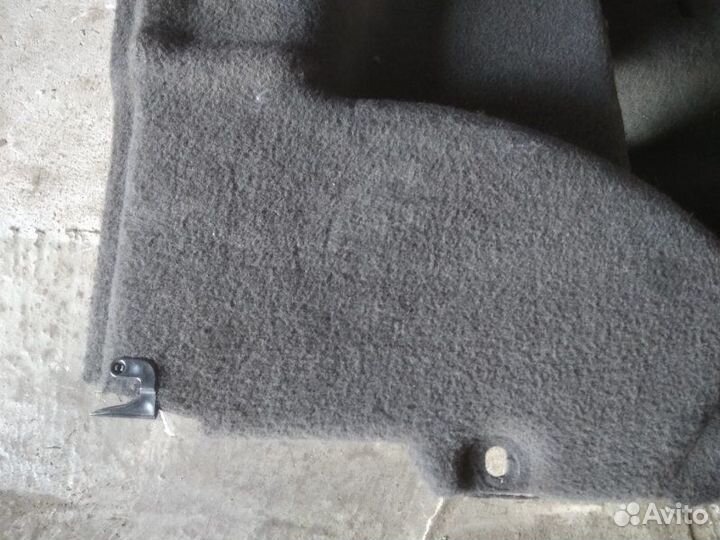 Обшивка багажника правая Mercedes