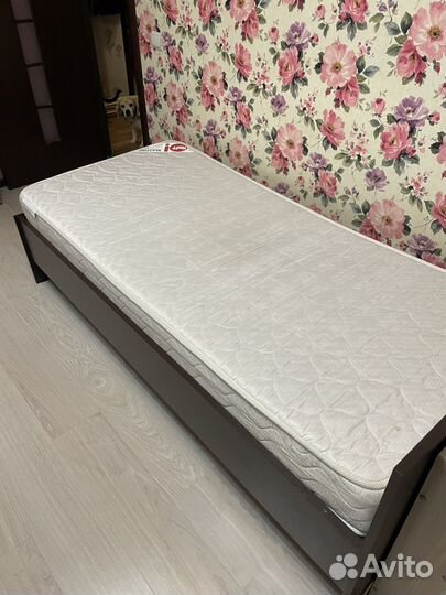 Кровать с матрасом односпальная